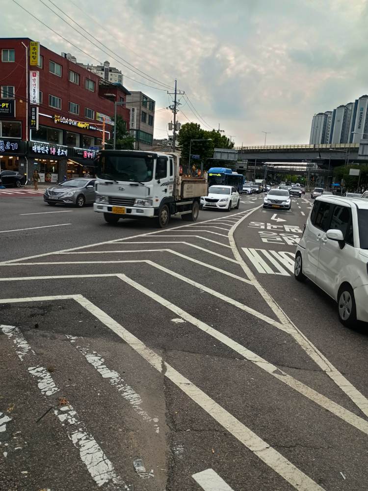 월곡역 교차로 전경 — 대기 차량 행렬과 버스